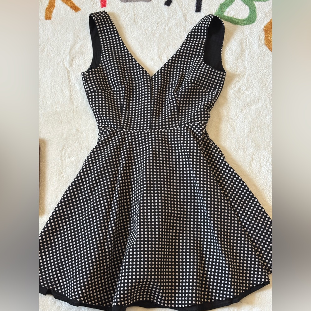 Black-and-white polkadot V-neck dress sz. S